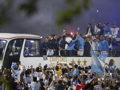 Argentínski futbalisti sa radujú po príchode do krajiny