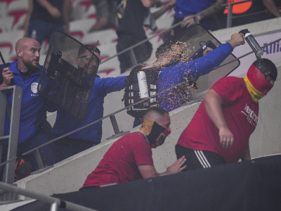 Na snímke fanúšikovia Nice a fanúšikovia Kolína sa bijú na štadióne pred zápasom D-skupiny 1. kola skupinovej fázy EKL vo futbale OGC Nice - 1. FC Kolín 