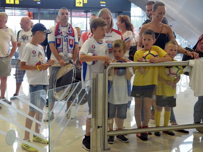 Fanúšikovia očakávajúci príchod slovenskej reprezentácie z Majstrovstiev Európy do 21 rokov v Poľsku na letisko M.R. Štefánika v Bratislave