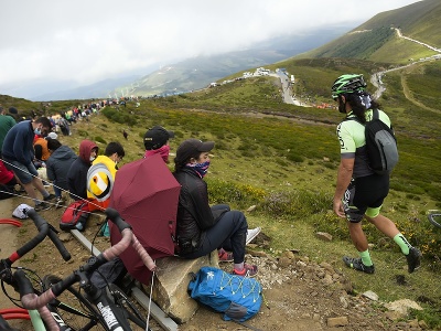 Fanúšikovia čakajú na príchod cyklistov neďaleko cieľa 3. etapy 76. ročníka cyklistických pretekov Vuelta a Espaňa