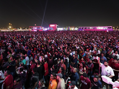 Fanúšikovia sledujú vo fanúšikovskej zóne úvodný zápas A-skupiny Majstrovstiev sveta vo futbale 2022 Katar - Ekvádor v katarskej Dauhe