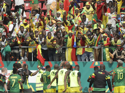Futbalisti Mali oslavujú triumf s fanúšikmi