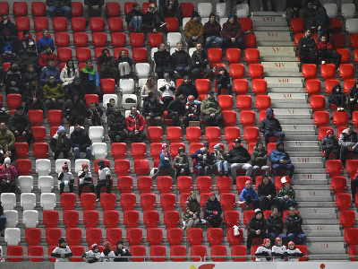 Fanúšikovia na tribúne sledujú zápas 19. kola futbalovej Niké ligy AS Trenčín – FC Košice