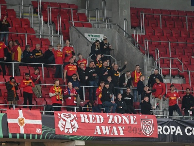 Fanúšikovia dánskeho klubu FC Nordsjaelland povzbudzujú počas zápasu 