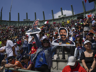 Fanúšikovia na tribúnach počas tréningov VC Mexika F1