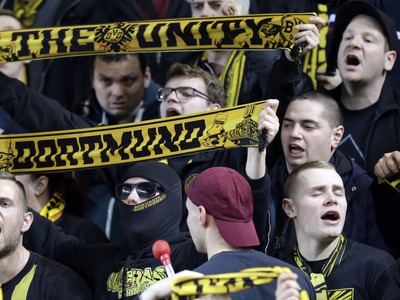 Fanúšikovia Borussie Dortmund oslavujú vedúci gól svojho tímu
