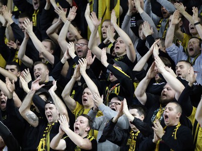 Fanúšikovia Borussie Dortmund oslavujú vedúci gól svojho tímu