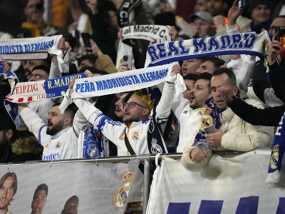 Fanúšikovia Realu Madrid skandujú pred začiatkom zápasu osemfinále RB Lipsko - Real Madrid