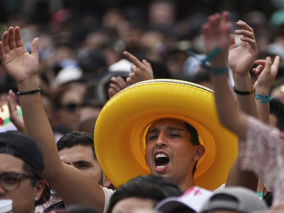 Skandujúci mexickí fanúšikovia počas