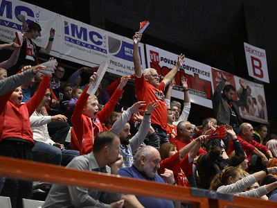 Fanúšikovia oslavujú mexickou vlnou víťazstvo Považskobystričanov v zápase 2. kola Európskeho pohára EHF mužov v hádzanej MŠK Považská Bystrica - HC Izvidjač Ljubuški