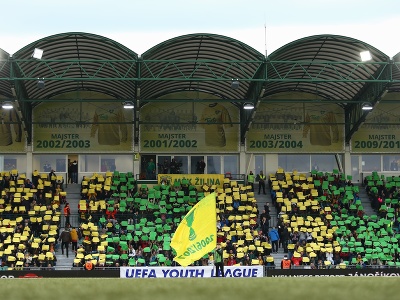 Diváci povzbudzujú pred zápasom osemfinále mládežníckej Ligy majstrov (UEFA Youth League) medzi MŠK Žilina - FC Kodaň v Žiline