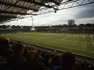 Diváci povzbudzujú na vypredanom štadióne v zápase osemfinále mládežníckej Ligy majstrov (UEFA Youth League) vo futbale medzi MŠK Žilina - FC Kodaň v Žiline