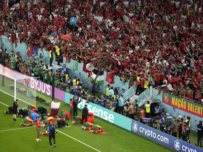 Marockí hráči oslavujú pred svojimi fanúšikmi po ich výhre nad Portugalskom historický postup do semifinále MS