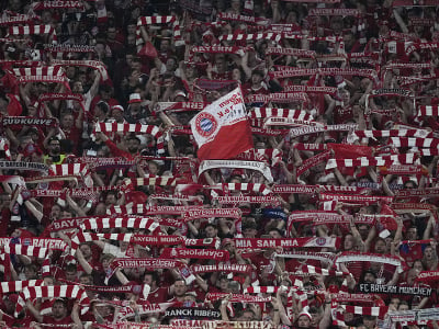 Fanúšikovia Bayernu Mníchov vykrikujú pred prvým zápasom semifinále Ligy majstrov vo futbale Bayern Mníchov - Real Madrid