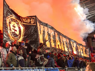 Sektor fanúšikov Slovana počas derby s transparentom Vitajte v pekle