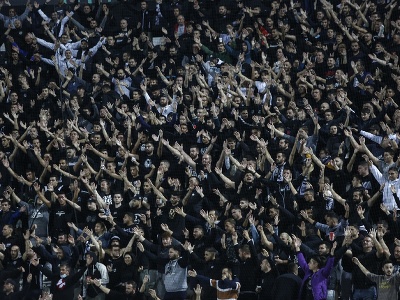 Fanúšikovia PAOK Solún povzbudzujú v zápase 2. kola skupinovej fázy Európskej konferenčnej ligy PAOK Solún - ŠK Slovan Bratislava v Solúne