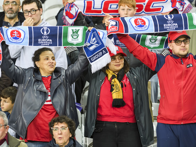 Futbaloví fanúšikovia povzbudzujú počas zápasu 3. kola A-skupiny Európskej konferenčnej ligy (EKL) OSC Lille - ŠK Slovan Bratislava vo francúzskom Lille