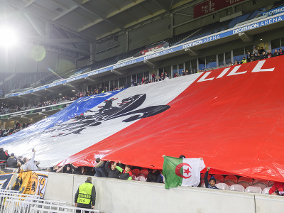Futbaloví fanúšikovia povzbudzujú počas zápasu 3. kola A-skupiny Európskej konferenčnej ligy (EKL) OSC Lille - ŠK Slovan Bratislava vo francúzskom Lille