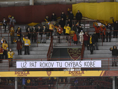Fanúšikovia HK Dukla Trenčín s transparentom “Už päť rokov tu chýbaš Kobe…” pripomínajúcim trénera Jána Kobezdu, ktorý náhle zomrel 27. januára 2017