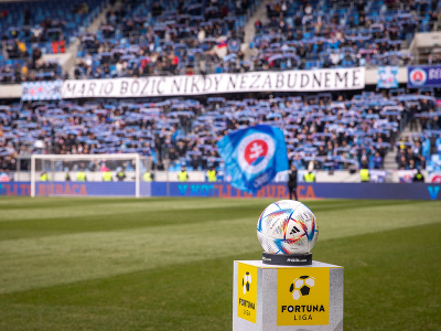 V pozadí fanúšikovia Slovana s transparentom Mario Božič nikdy nezabudneme