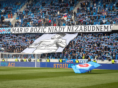 Fanúšikovia Slovana s transparentom Mario Božič nikdy nezabudneme