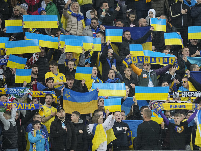 Ukrajinskí fanúšikovia mávajú ukrajinskými zástavami