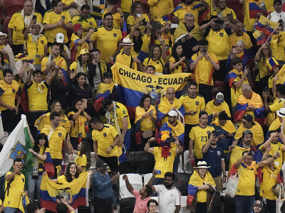 Fanúšikovia Ekvádoru sa tešia na tribúne štadiónu Al Bayt