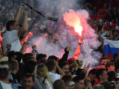 Futbaloví fanúšikovia počas zápasu Rusko - Slovensko