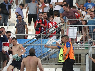 Futbaloví chuligáni vyčíňali v uliciach aj na tribúnach v zápase Anglicka s Ruskom
