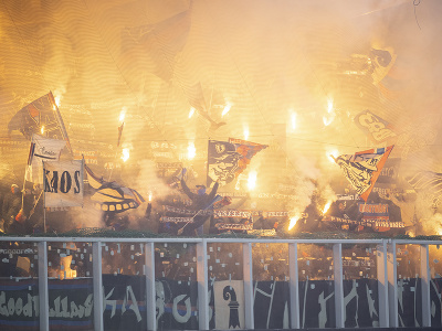 Na snímke fanúšikovia Bazileja zapaľujú dymovnice