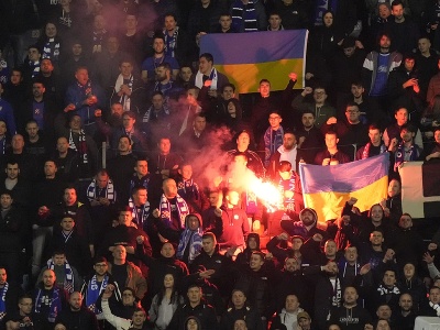 Fanúšikovia Dinama Záhreb zapaľujú svetlice a držia ukrajinské vlajky počas odvety play off osemfinále Európskej ligy vo futbale Dinamo Záhreb - FC Sevilla