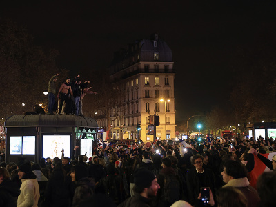 Francúzski fanúšikovia oslavujú v uliciach Paríža