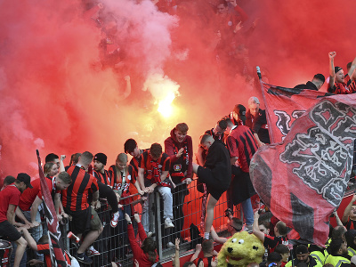 Radujúci sa ultras Leverkusenu