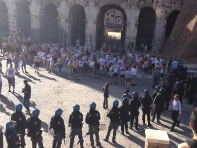 Fanúšikovia Legie Varšava strážení policajtmi pri rímskom Koloseu