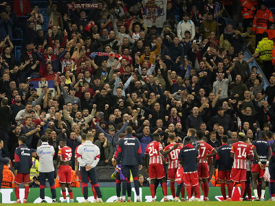 Hráči CZ Belehrad ďakujú srbským fanúšikom, ktorí mierili cestu do Manchestru