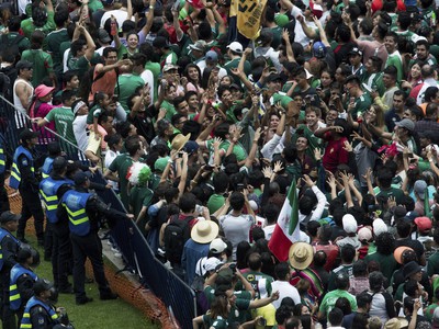 Mexickí fanúšikovia počas zápasu s Nemeckom