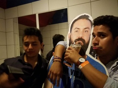 Mexickí fanúšikovia zobrali na MS so sebou aj kamaráta, ktorého nepustila žena, ale v kartónovej podobe