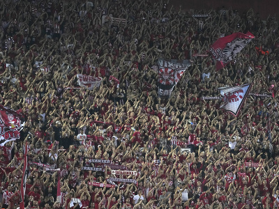 Na snímke fanúšikovia Olympiakosu Pireus