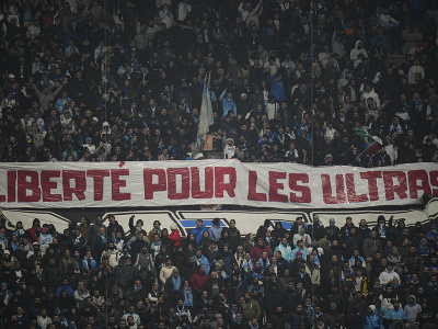 Protesty fanúšikov na tribúnach v Marseille, kde nemohli cestovať priaznivci Lyonu