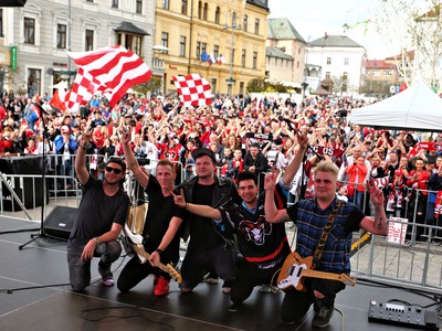 Kapela Rock Reunion a fanúšikovia počas uvítania hokejistov HC ‘05 iClinic Banská Bystrica s názvom Barani, ďakujeme! v rámci osláv národného majstrovského titulu hokejovej Tipsport ligy na banskobystrickom Námestí SNP