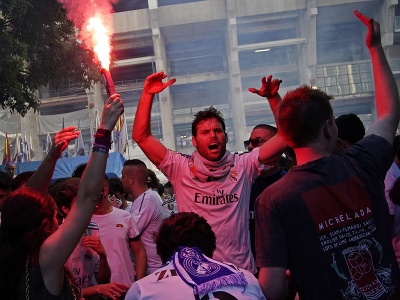 Fanúšikovia Realu Madrid reagujú pred vstupom na štadión na finálový zápas Ligy majstrov FC Liverpool - Real Madrid 28. mája 2022 na štadióne Stade de France v Paríži.