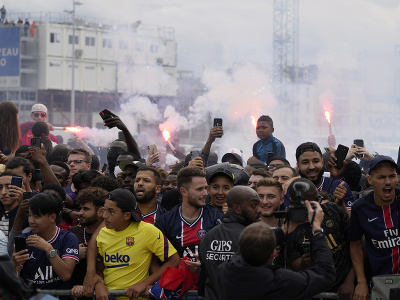 Fanúšikovia PSG vítajú Lionela Messiho v Paríži