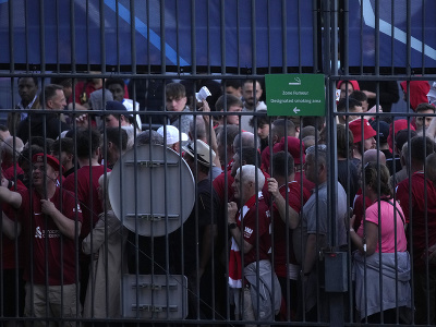 Fanúšikovia čakajú v radoch pred začiatkom finále pred vstupom na štadión