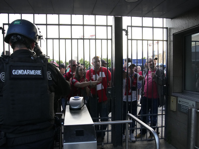 Fanúšikovia čakajú v radoch pred začiatkom finále pred vstupom na štadión