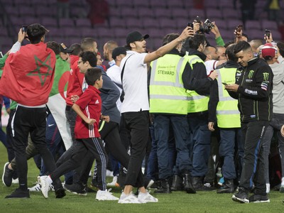 Marockí fanúšikovia po záverečnom hvizde vbehli na trávnik