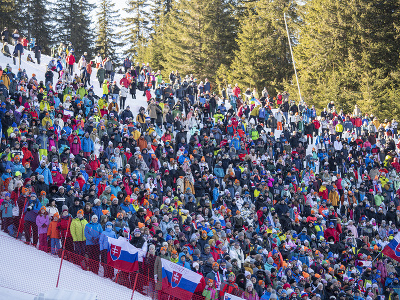 Na snímke diváci sledujú druhé kolo ženského  slalomu v rámci Svetového pohára v alpskom lyžovaní v Jasnej 