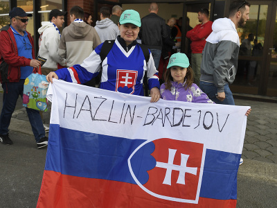 Slovenskí fanúšikovia pózujú so slovenskou vlajkou pred štadiónom v Humennom pred prípravným zápasom Slovensko - Švajčiarsko