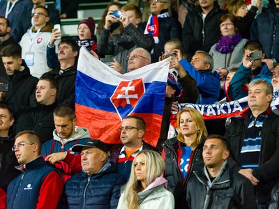 Fanúšikovia Slovenska pred kvalifikačným zápasom na ME 2016 vo futbale C-skupiny medzi Slovenskom a Bieloruskom.