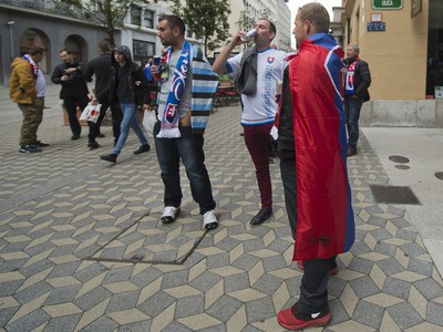 Slovenskí futbaloví fanúšikovia v uliciach Ľubľany