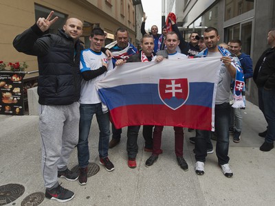 Slovenskí futbaloví fanúšikovia v uliciach Ľubľany